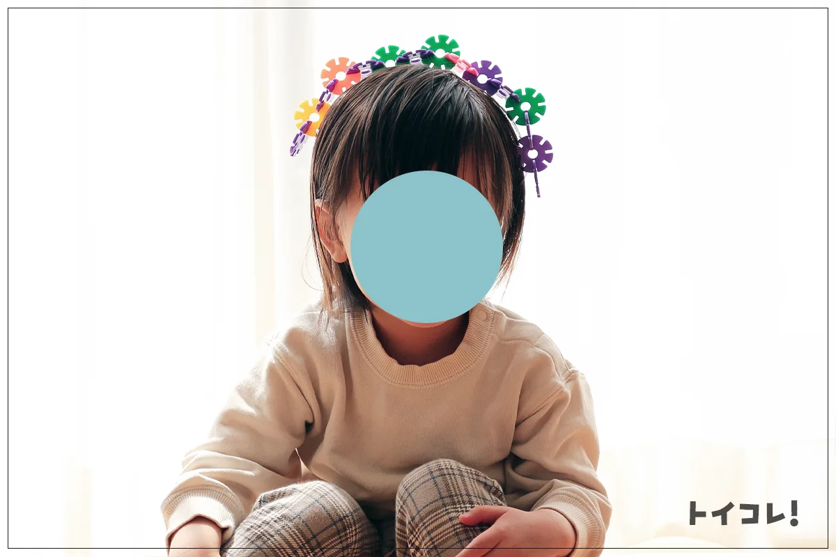 ジスターの花冠をかぶる2歳の男の子