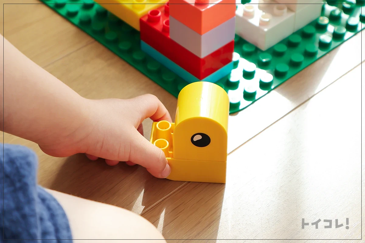 レゴデュプロで2歳児が作ったひよこで遊んでいるところ