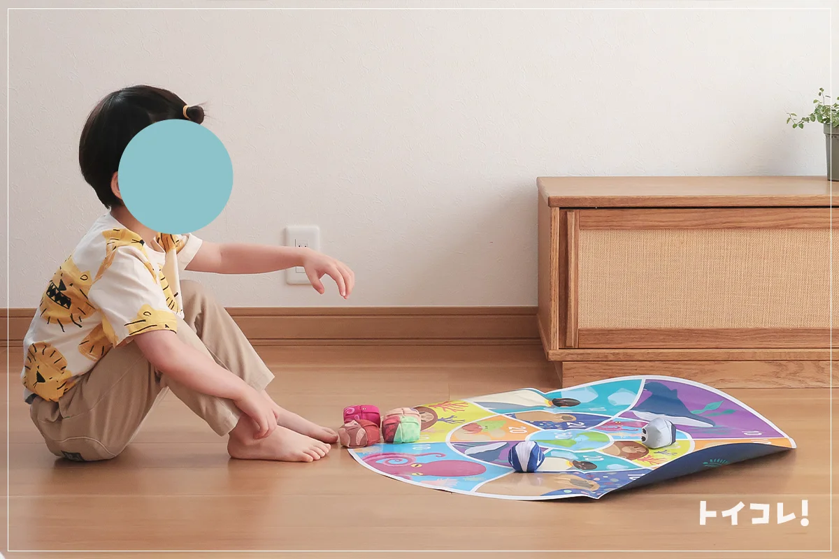 シャオールファミリーお手玉で的当てをする子供
