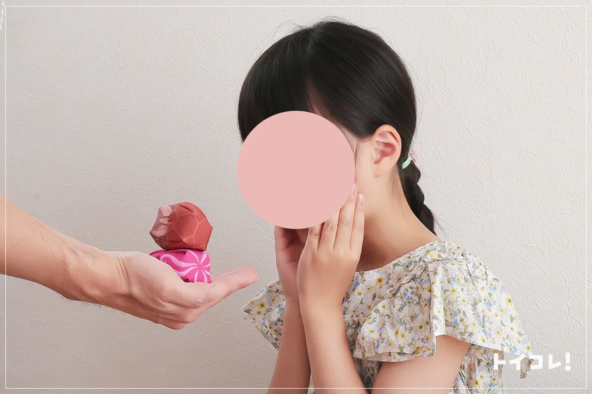 お手玉を手に乗せているところ