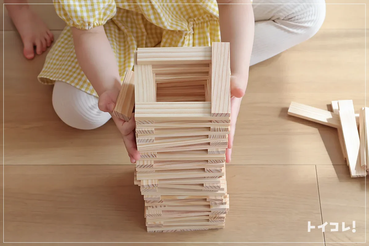 カプラで塔を作る4歳児