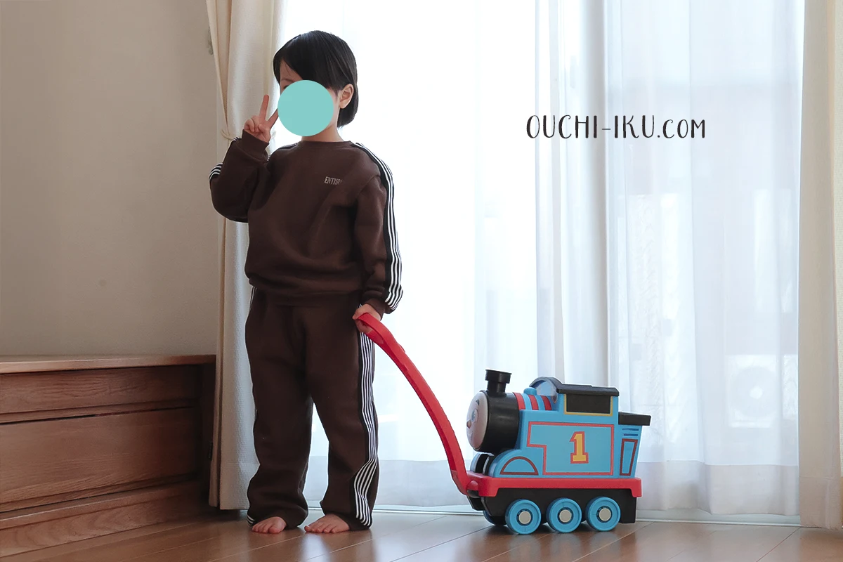 マテルのトーマスのお片付け収納を持つ男の子