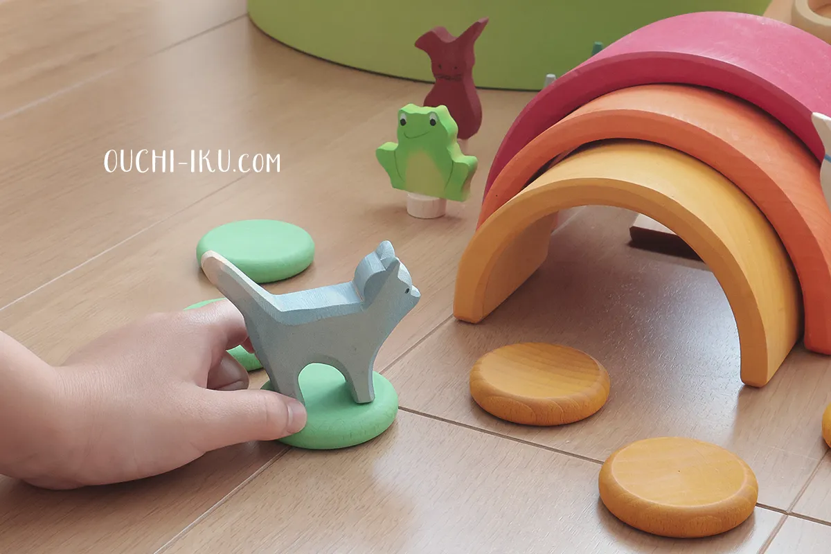 木製のおもちゃメーカー（例：Grimm'sやOstheimer）から販売されているシンプルなトンネル