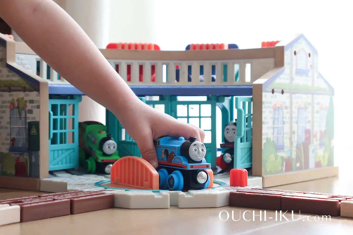 木製トーマスで遊ぶ2歳の男の子
