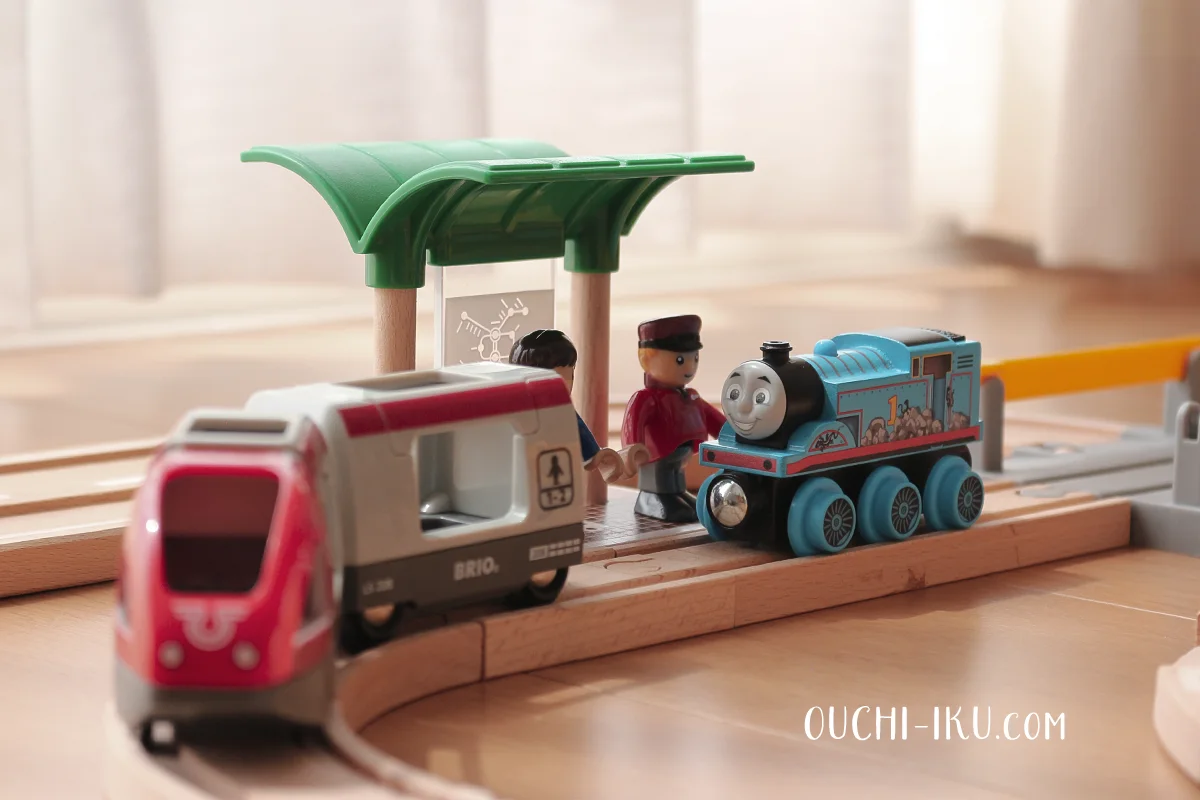 木製トーマスとブリオを組み合わせて遊んでいる様子