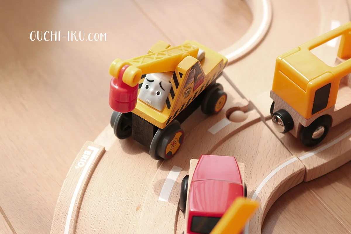 木製トーマスとブリオを組み合わせて遊んでいる様子2