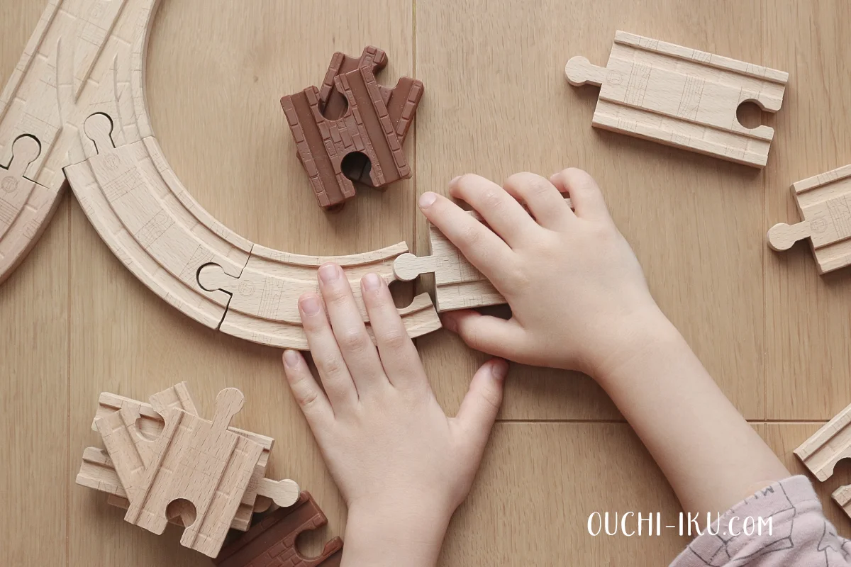 木製トーマスレールを組み立てているところ