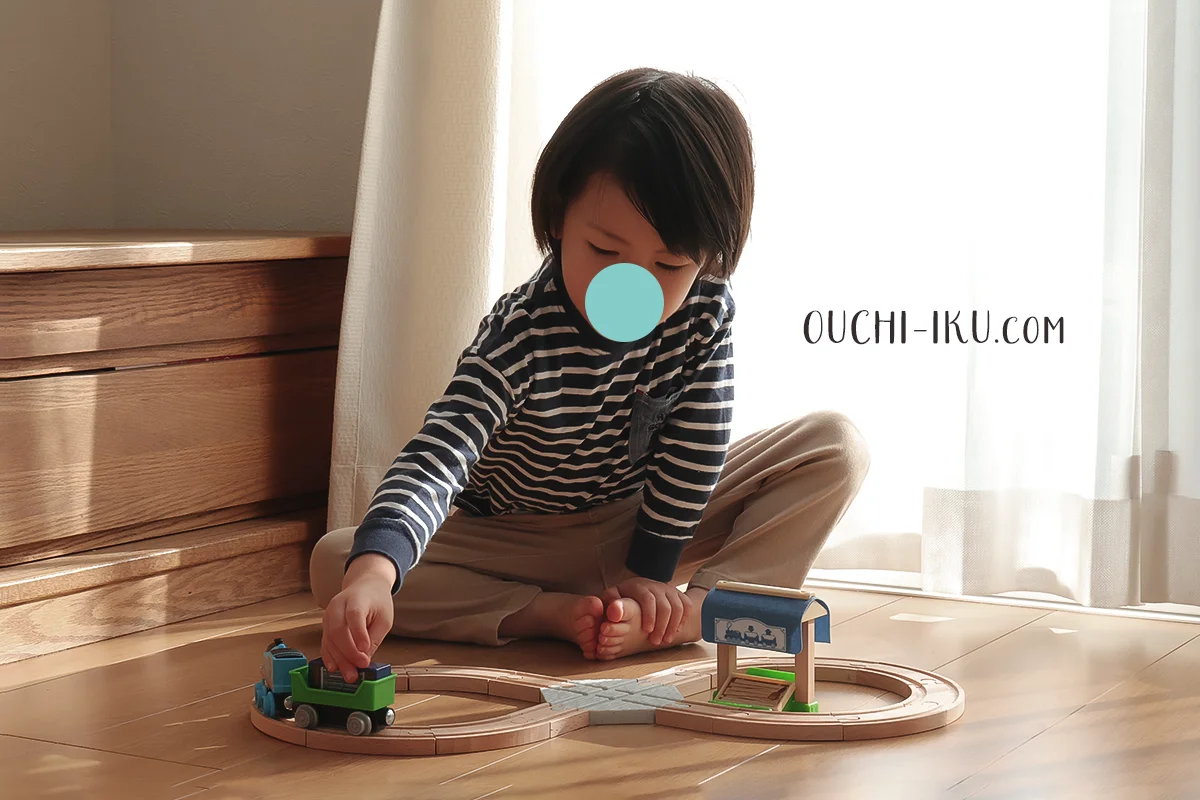 木製トーマスレールセットで遊ぶ3歳の男の子2