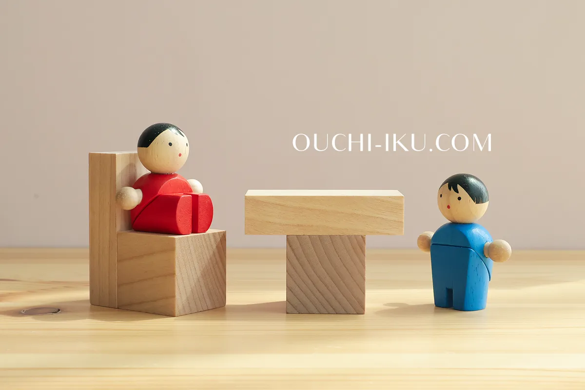 積み木で作ったシンプルなテーブルとイス
