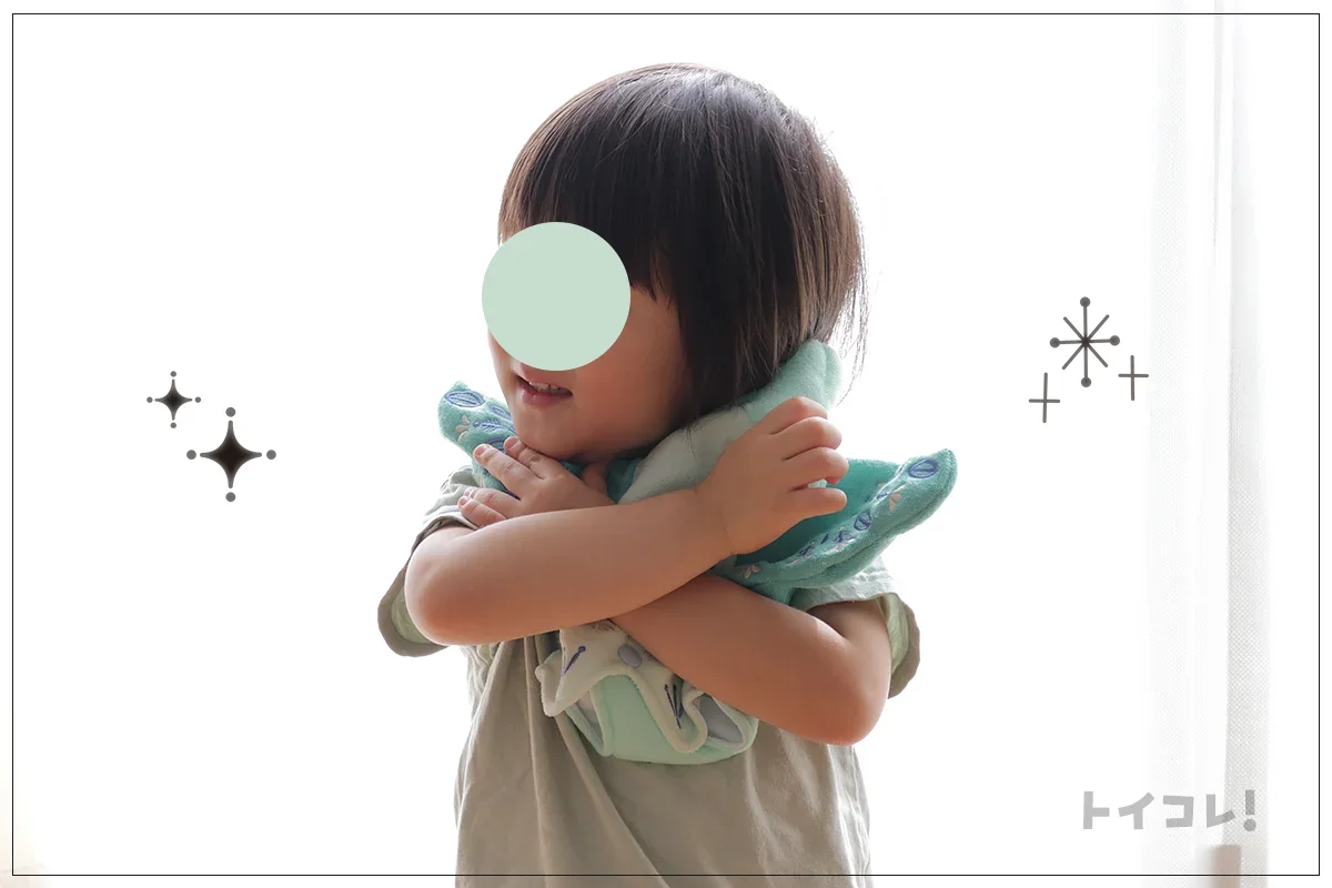 シャオールのおはなしパペットを抱きしめる3歳児