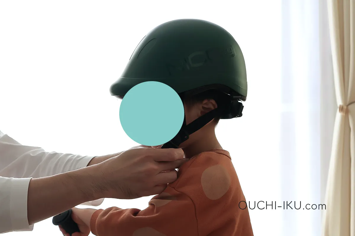 キッズヘルメットをかぶる