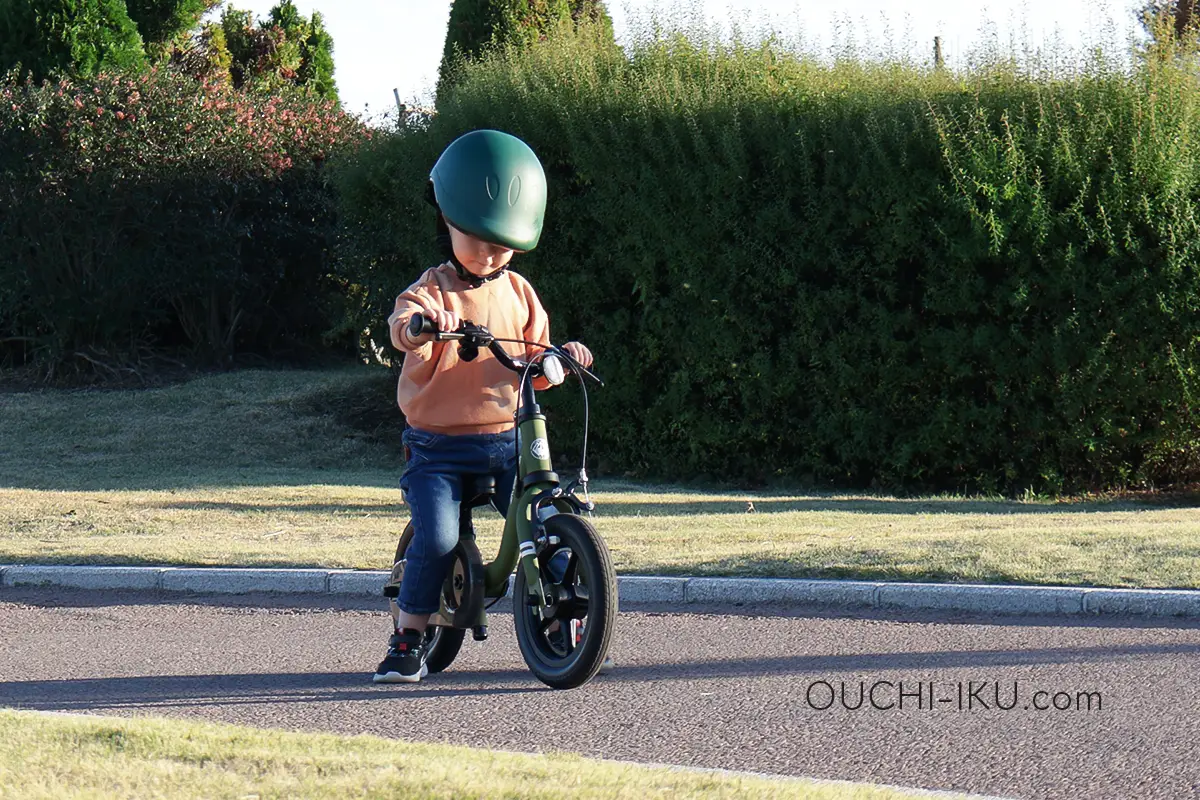 デュアルライダーを運転する3歳児
