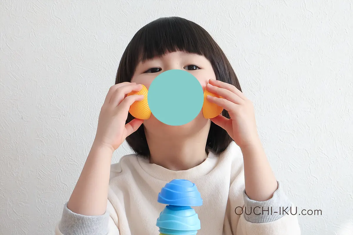 ララブームビーズで遊ぶ男の子