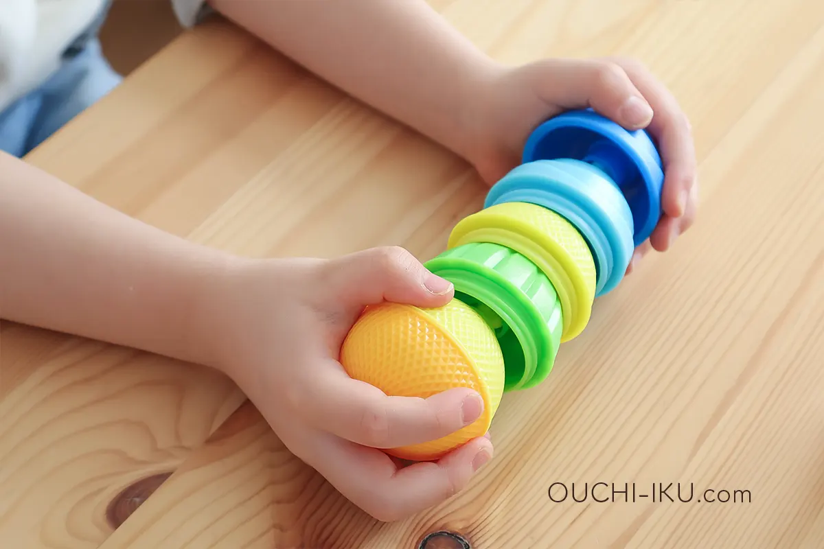 ララブームビーズをつなげている様子