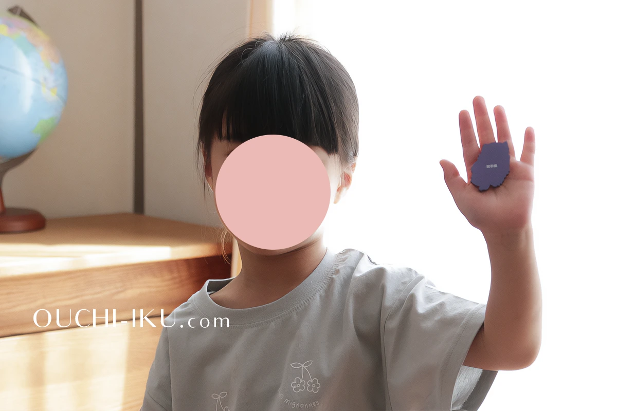 学研木製パズル日本地図のピースを持つ子供