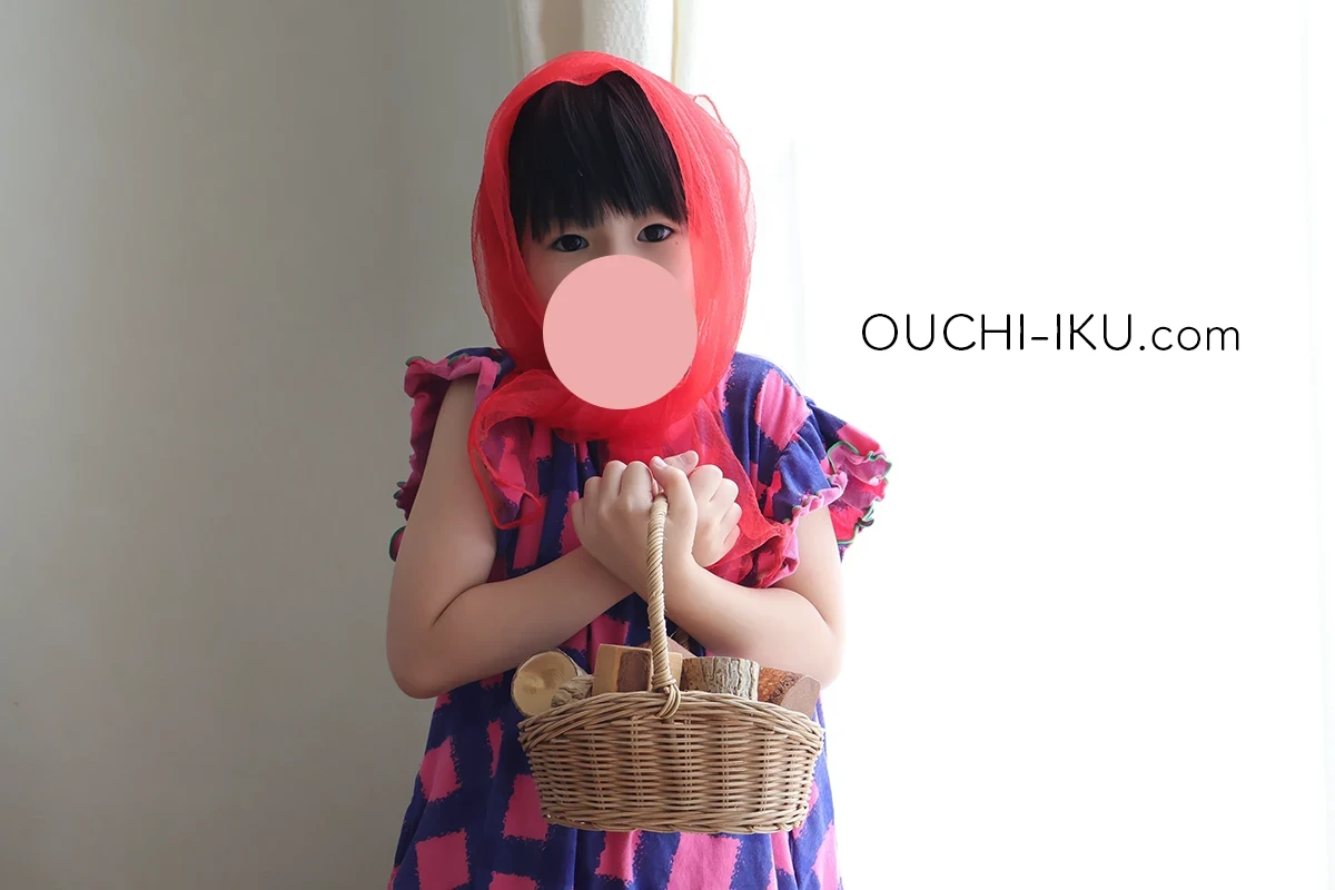 シフォンスカーフをかぶって赤ずきんちゃんのごっこ遊びをしているところ