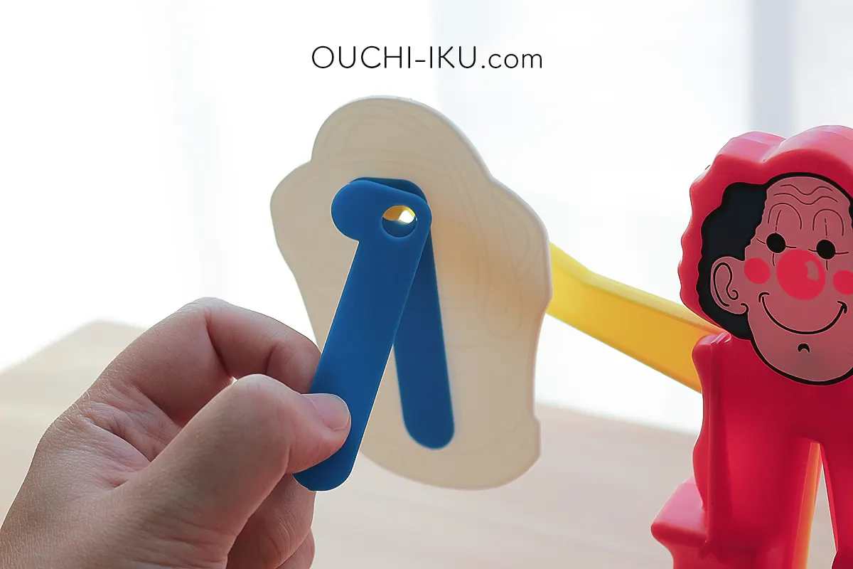 ボーネルンド「ピエロのびっくりはかり」に数字を掛けるところ