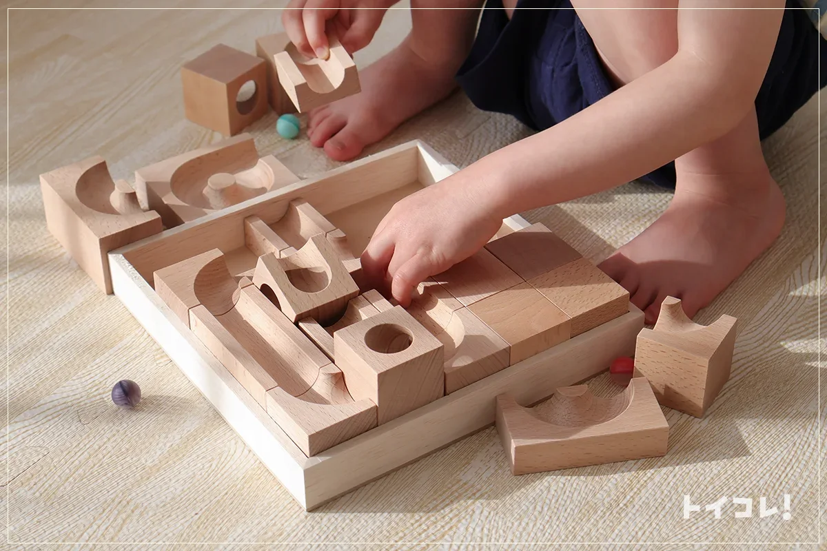 玉の道が作れるコロロステップアップで遊ぶ3歳児
