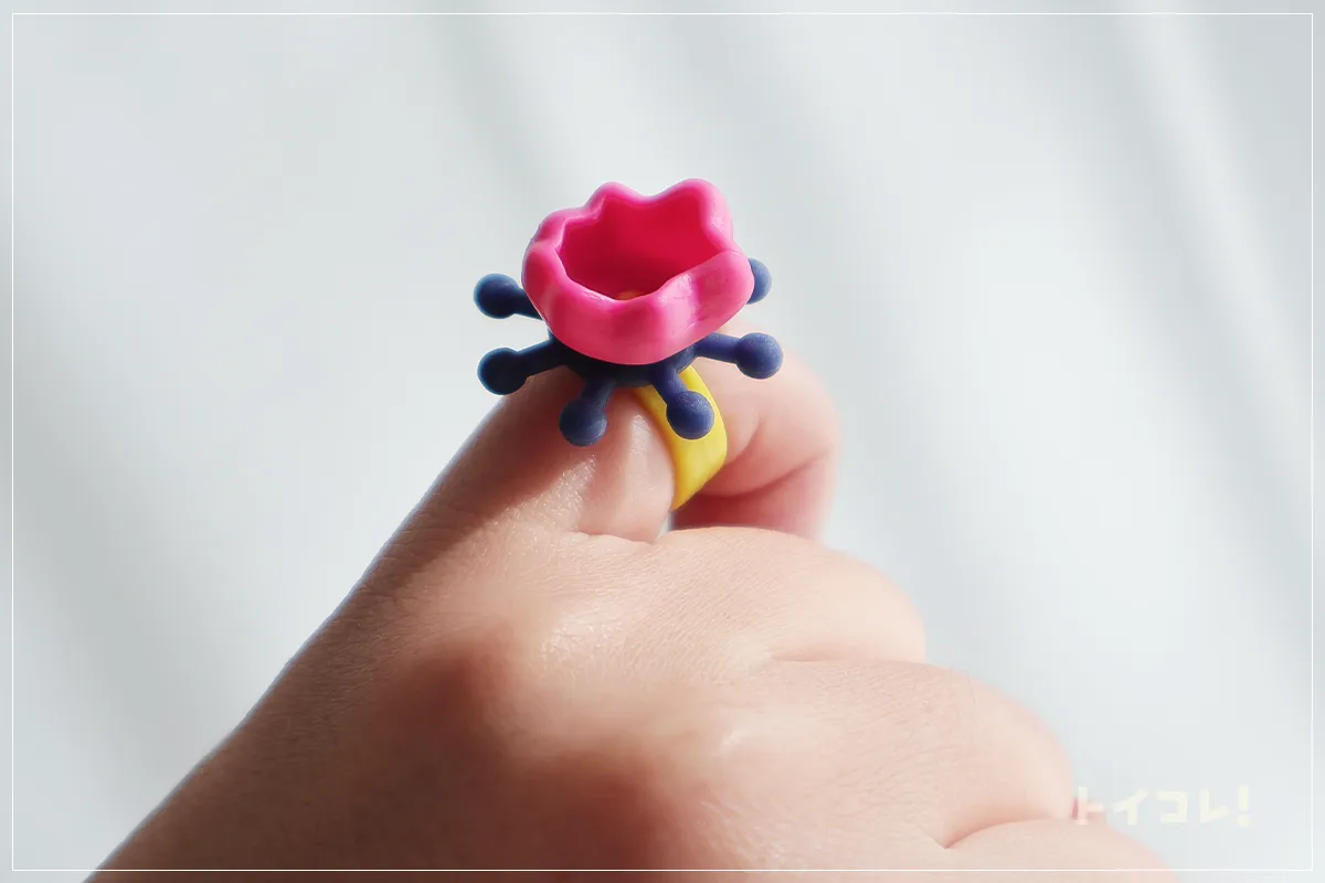 B.toys「ビーズジュエリー500ピース」で作った指輪をつけたところ