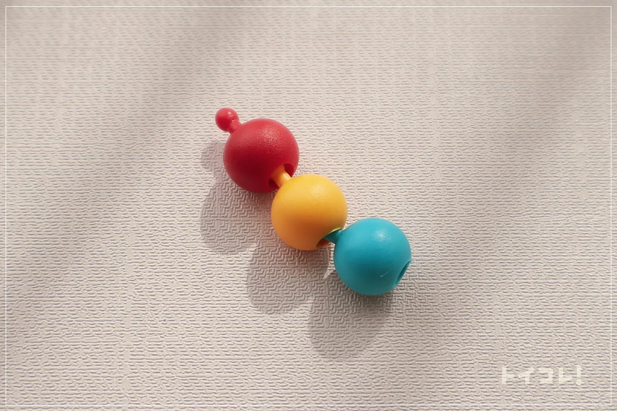 B.toys「ビーズジュエリー500ピース」のビーズのつなげ方