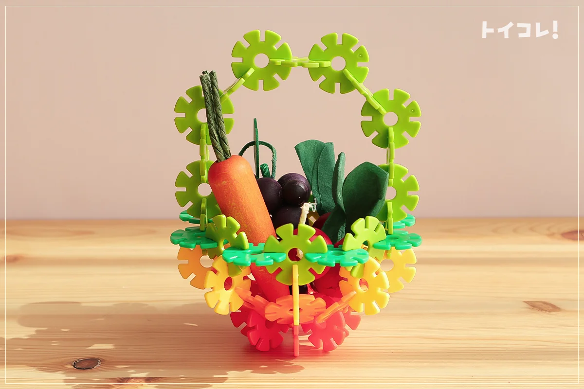 ジスターのカゴに入れたおもちゃの野菜