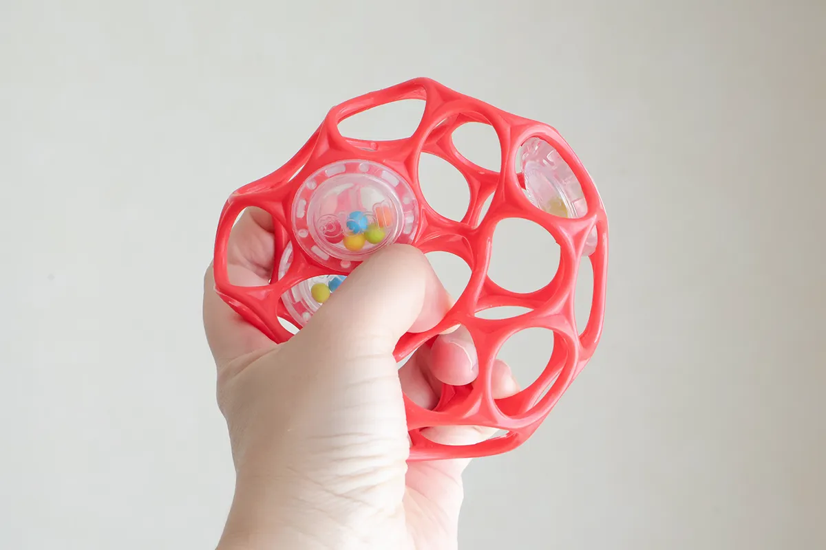 0歳赤ちゃん向けおすすめおもちゃのオーボールをつぶしたところ