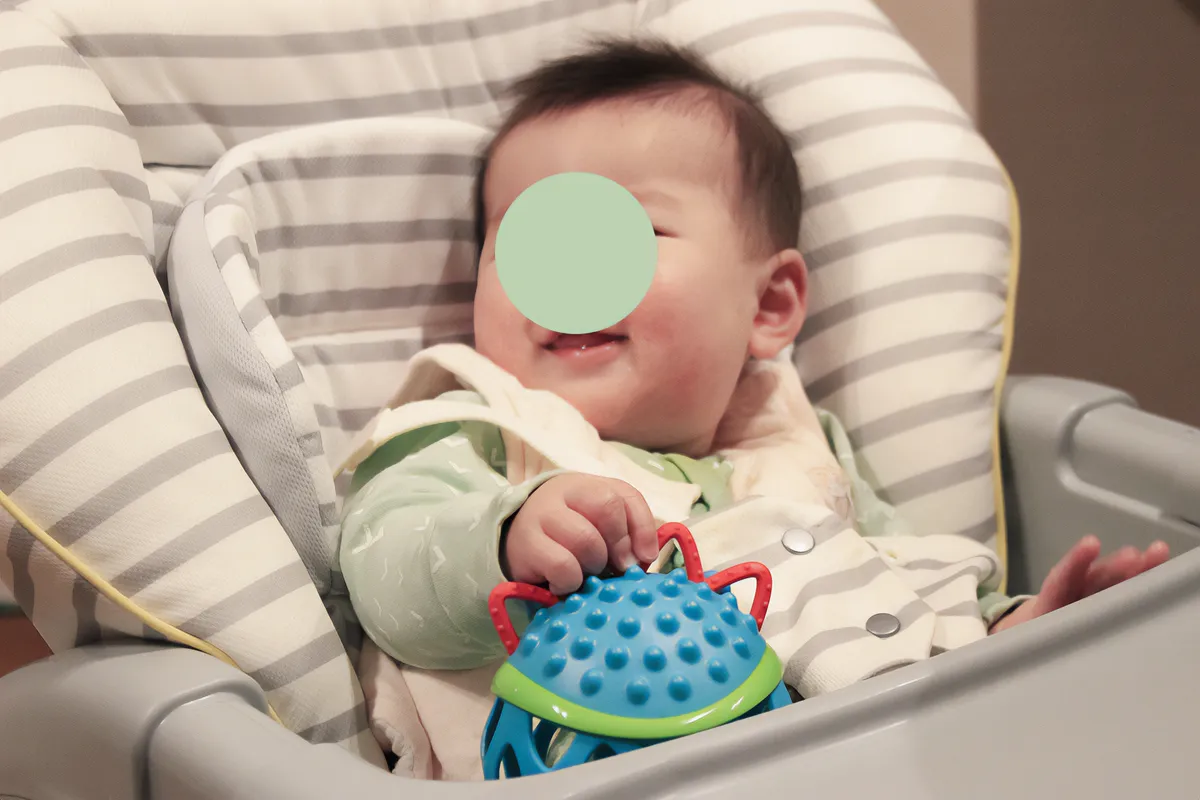 オーボール的なおもちゃで遊ぶ赤ちゃん