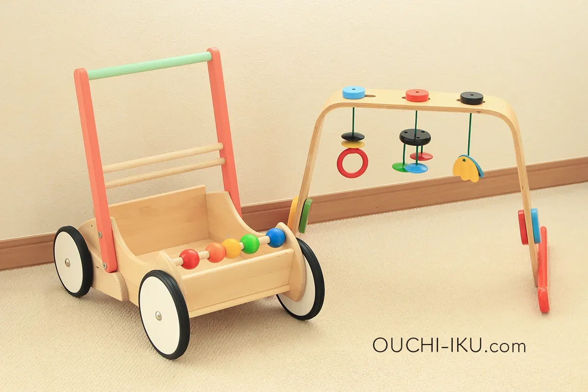 IKEAの木製ベビージムとボーネルンドの手押し車