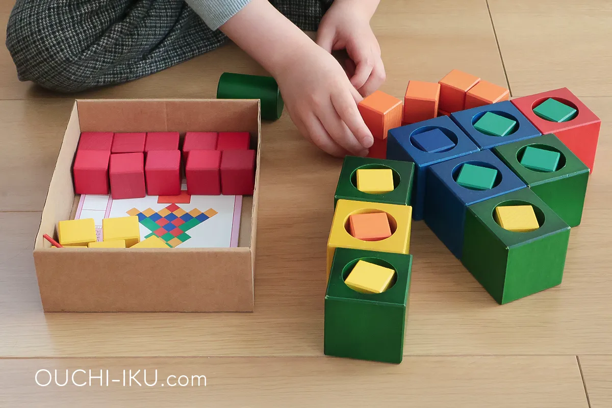 くもん図形キューブつみきを独自のパターンで並べる幼児