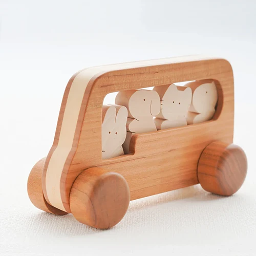 木のおもちゃ専門店なかよしライブラリーが製作する木の車【動物バス】