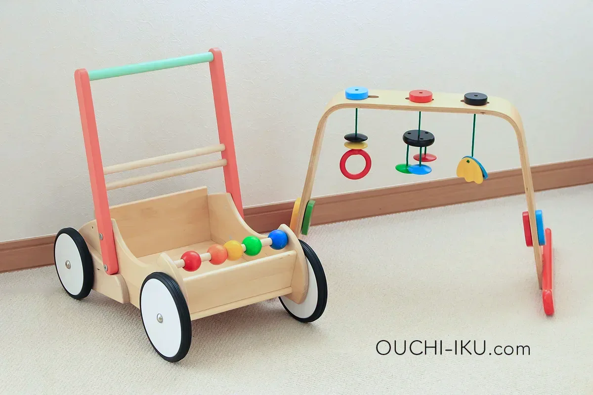 IKEAの木製ベビージムとボーネルンドの手押し車