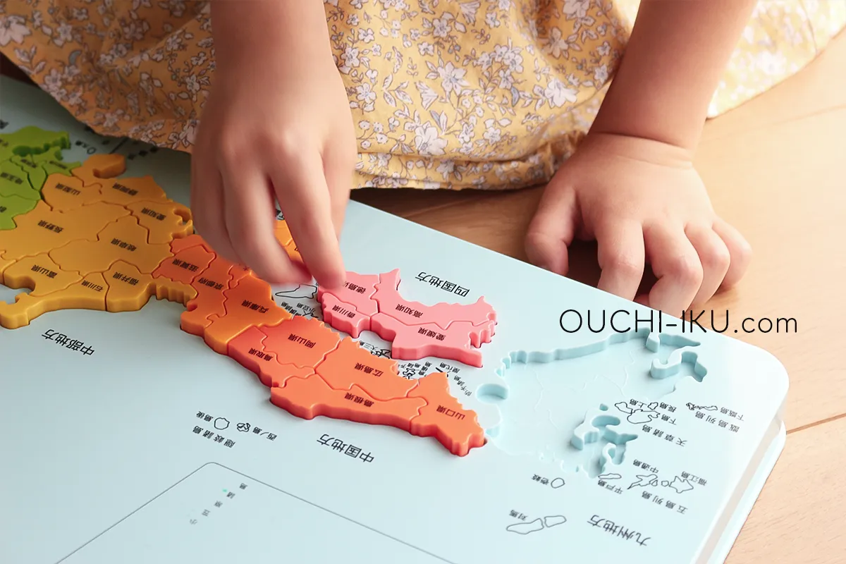 くもん日本地図パズルに挑戦する5歳児