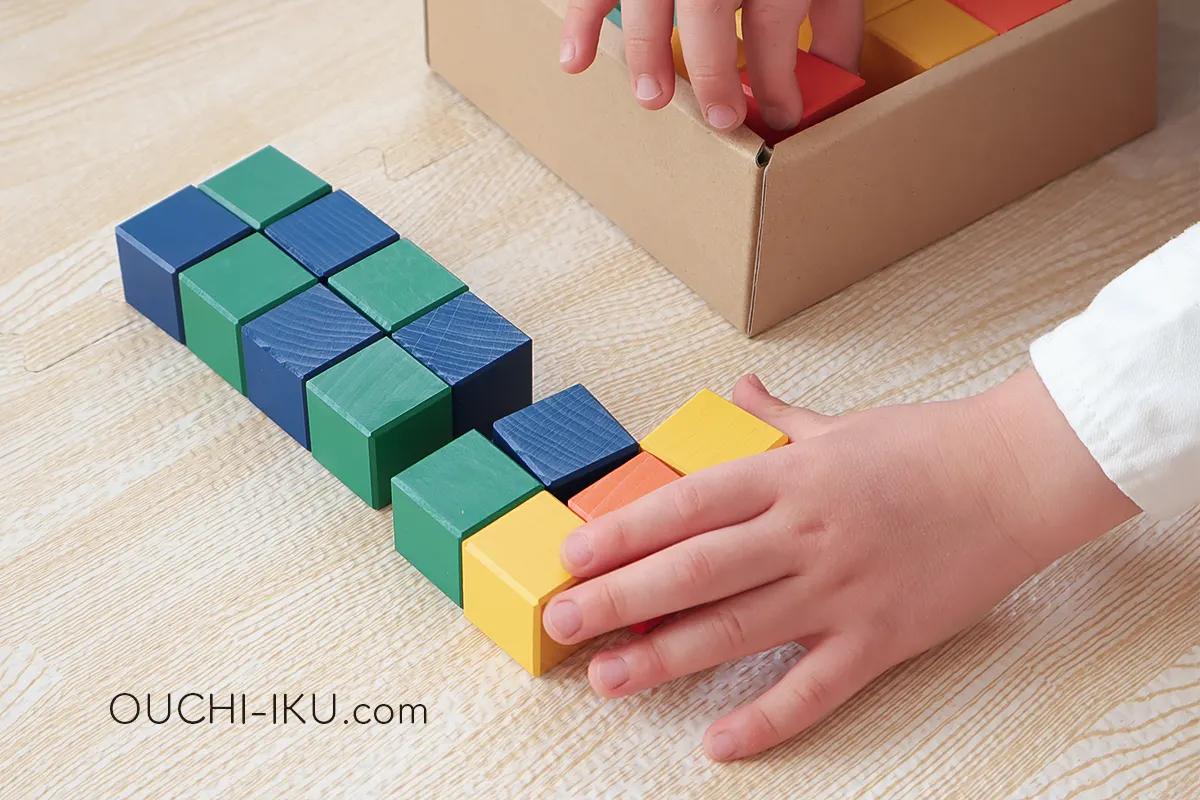 くもん図形キューブつみきを独自のパターンで並べる幼児
