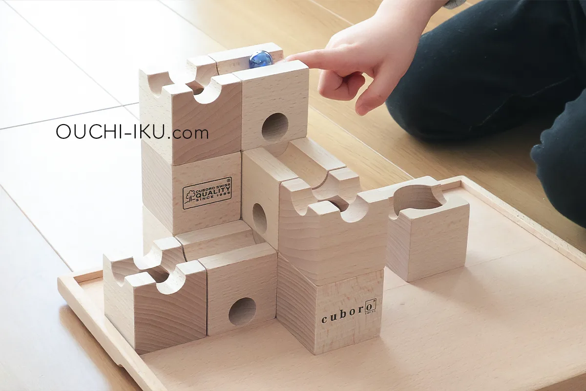 キュボロで遊ぶ子供