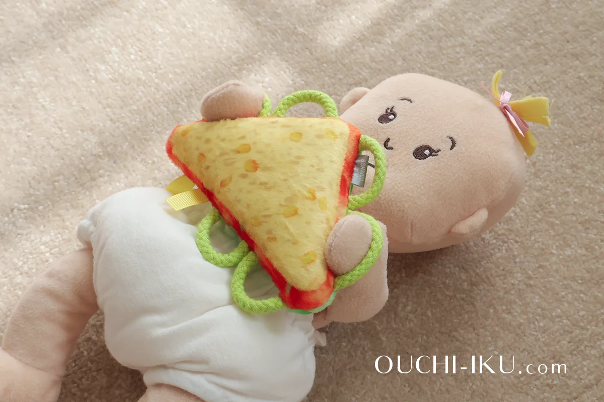 シャオールのわっかラトルで遊ぶ赤ちゃん