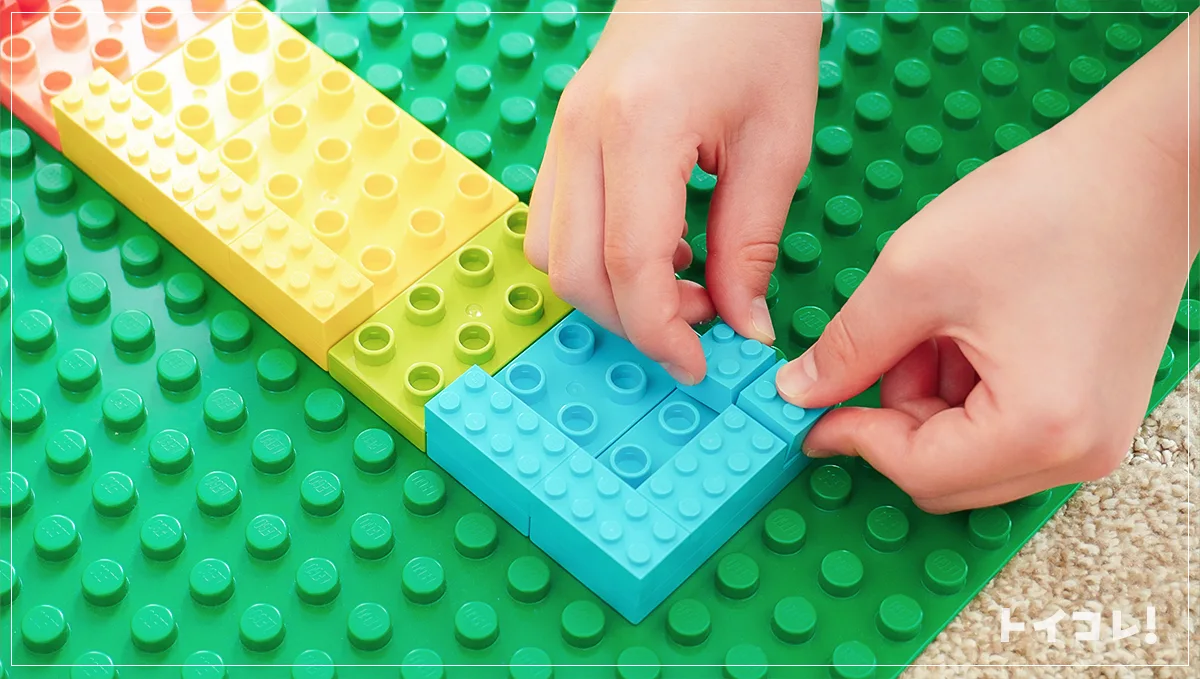 デュプロの基礎板上でレゴ作品を使いたい場合は、間にデュプロブロックを挟んで接続する