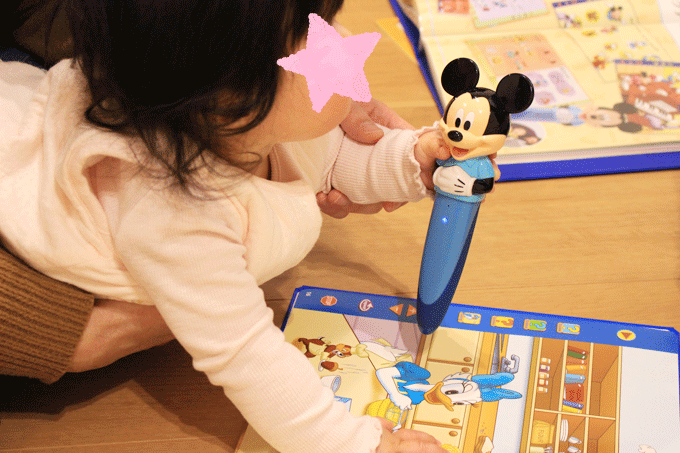 ディズニー英語システムのミッキーマジックペンセットで学ぶ赤ちゃん