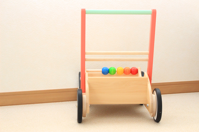 ボーネルンドの手押し車(バヨ)を後ろから見たところ.jpg