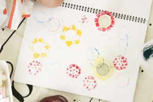 指先知育アイディア集 手作りもおもちゃも指を使って知能も高める月齢別の取り組み オウチーク