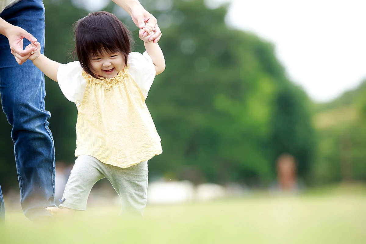 歩く子供