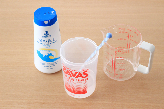 水と食塩を混ぜて食塩水を作ります