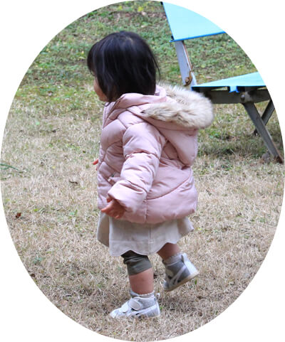 アシックスのすくすくファーストシューズをはく娘