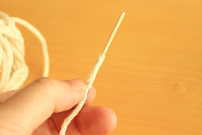 爪楊枝の先にテープを巻く