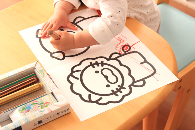 モコモコゼミプチコースの塗り絵に取り組む1歳児