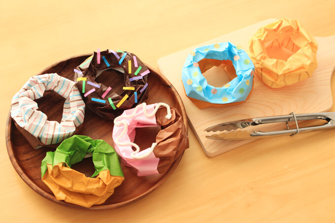 折り紙の立体ドーナツの作り方 幼児でも簡単 ドーナツ屋さんを始めよう オウチーク