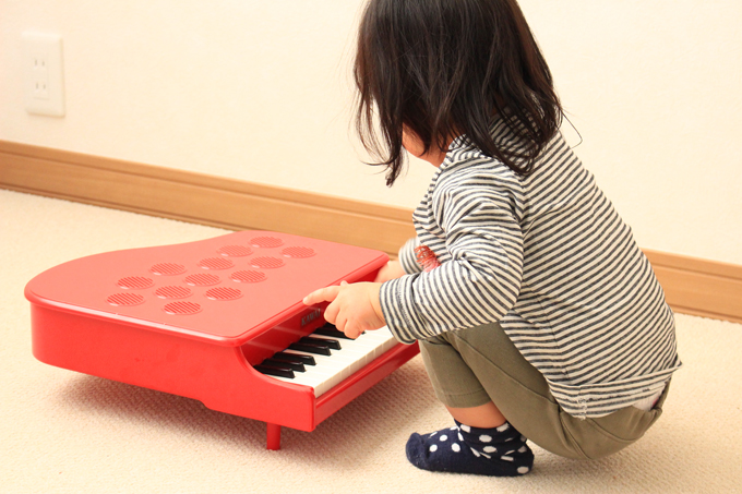 赤ちゃん向けピアノはカワイのミニピアノp25が大本命 本格的な音楽体験が遊びながらできちゃいます オウチーク