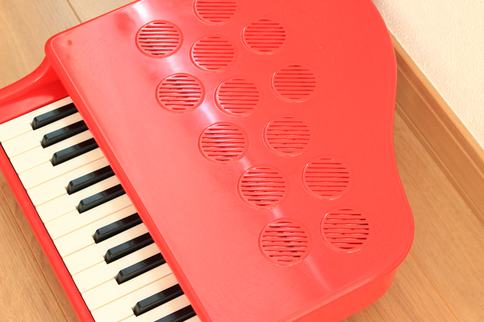 カワイのミニピアノは穴で音対策ができマンションでも使える