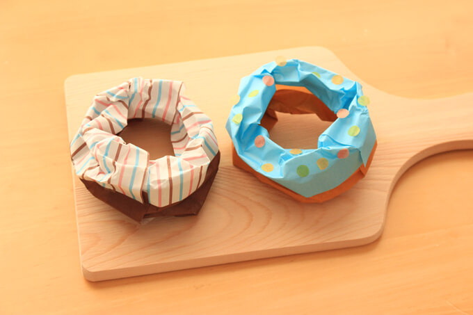ソースがかかった折り紙の立体ドーナツの作り方