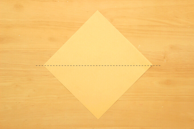 折り紙を半分に折って三角状にする