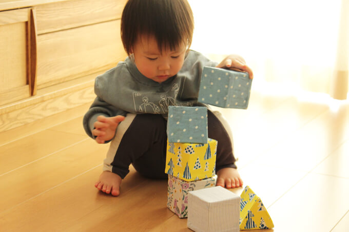 牛乳パックの積み木の作り方 四角と三角でまるでおうち 見立て遊びもはかどります オウチーク